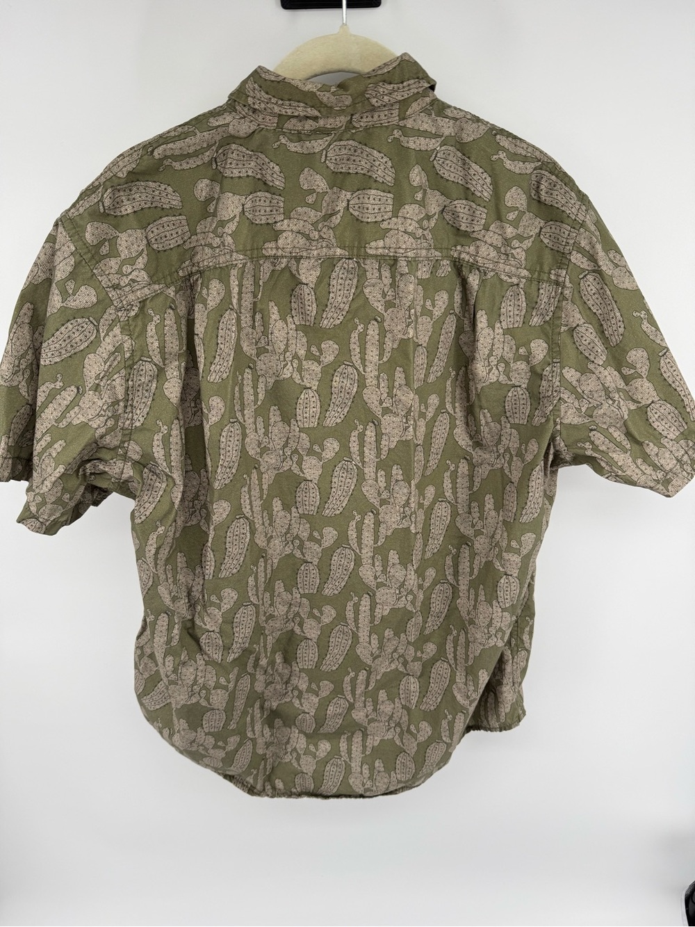 Casual Olive Green Short-Sleeve Button-Down Shirt with Cactus Print - Picture 5 of 7